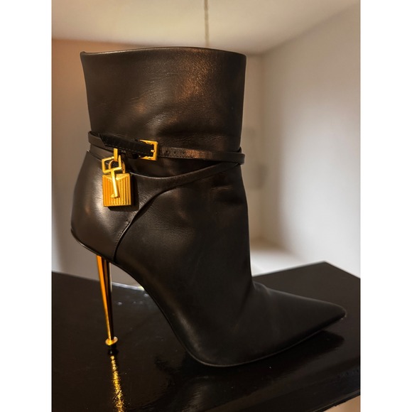 Tom Ford Black Leather Pointed Toe Stiletto Heel Ankle Boots Gold Lock Size 39 - Picture 9 of 11